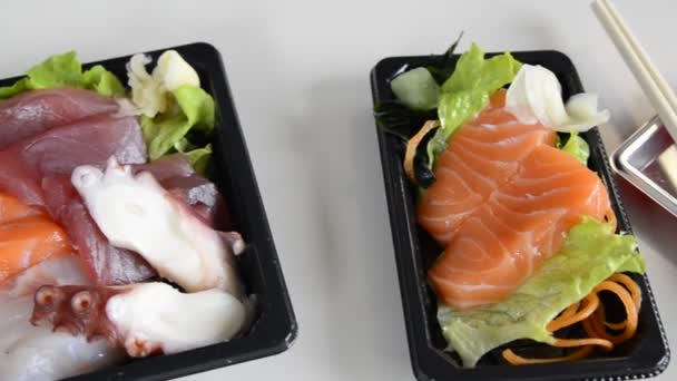 Sashimi Med Tonfisk Lax Amberjack Bläckfisk Som Vegetabiliska Växt Tång — Stockvideo