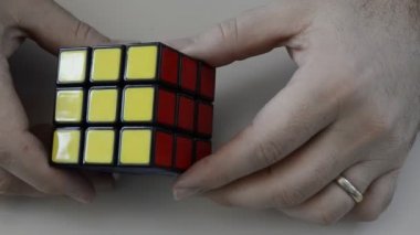 Turin, Piedmont bölgesi, İtalya. 19 Nisan 218. Bu efsanevi bulmaca 1974 yılında mimar Erno Rubik tarafından icat edilmiştir. Küp gözlenen ve manipüle video ful hd.