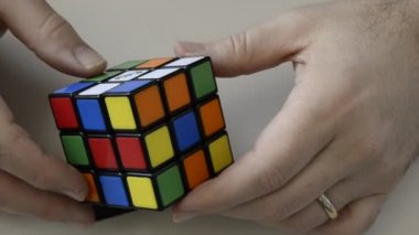 Turin, Piedmont bölgesi, İtalya. 19 Nisan 218. Bu efsanevi bulmaca 1974 yılında mimar Erno Rubik tarafından icat edilmiştir. Küp gözlenen ve manipüle video ful hd.
