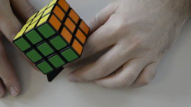 Turin, Piedmont bölgesi, İtalya. 19 Nisan 218. Bu efsanevi bulmaca 1974 yılında mimar Erno Rubik tarafından icat edilmiştir. Küp gözlenen ve manipüle video ful hd.