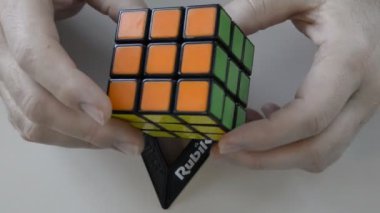 Turin, Piedmont bölgesi, İtalya. 19 Nisan 218. Bu efsanevi bulmaca 1974 yılında mimar Erno Rubik tarafından icat edilmiştir. Küp gözlenen ve manipüle video ful hd.