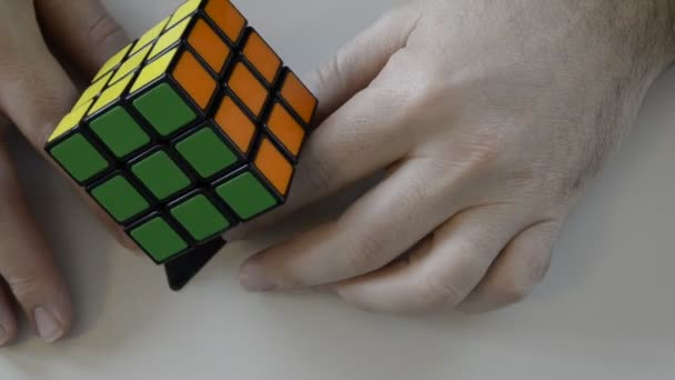 イタリア ピエモンテ州 トリノ 19日 218 この伝説的なパズルは Erno Rubik の建築家によって 1974 — ストック動画