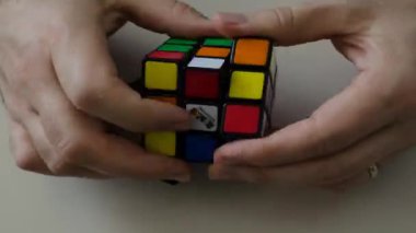 Turin, Piedmont bölgesi, İtalya. 19 Nisan 218. Bu efsanevi bulmaca 1974 yılında mimar Erno Rubik tarafından icat edilmiştir. Zaman sukut içinde küp çözüldü.