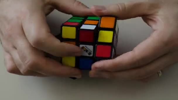 イタリア ピエモンテ州 トリノ 19日 218 この伝説的なパズルは Erno Rubik の建築家によって 1974 — ストック動画
