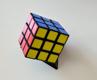 Turin, Piedmont bölgesi, İtalya. 19 Nisan 218. Beyaz bir arka plan üzerinde Rubik küpü. Bu efsanevi bulmaca 1974 yılında mimar Erno Rubik tarafından icat edilmiştir.