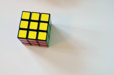 Turin, Piedmont bölgesi, İtalya. 19 Nisan 218. Beyaz bir arka plan üzerinde Rubik küpü. Bu efsanevi bulmaca 1974 yılında mimar Erno Rubik tarafından icat edilmiştir.