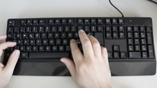 トゥーリン イタリア ピエモンテ州 2018年 ビデオの男性の手がキーボードの入力 — ストック動画
