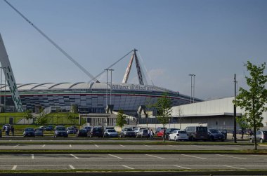 Torino, İtalya, Piyemonte - 22 Nisan 2018. Turin, eski Juventus Stadyumu Allianz stadyumda. Stadyumun arkasında Allianz Stadı yazının görünümü.
