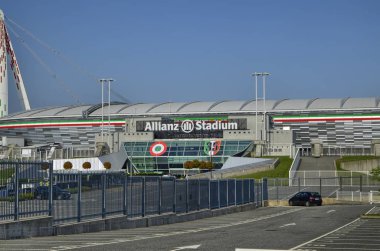 Torino, İtalya, Piyemonte - 22 Nisan 2018. Allianz delil olarak tipik beyaz yazı ile Stadı Turin, eski Juventus Stadyumu, ana giriş yönü.