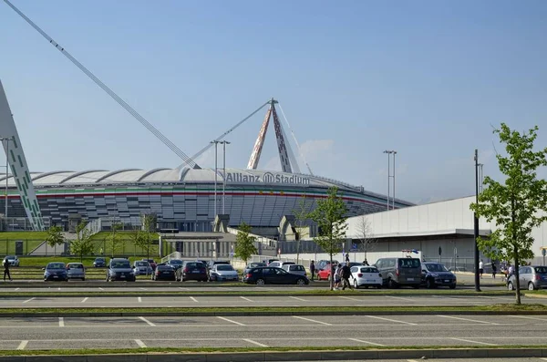 Torino, İtalya, Piyemonte - 22 Nisan 2018. Turin, eski Juventus Stadyumu Allianz stadyumda. Stadyumun arkasında Allianz Stadı yazının görünümü.