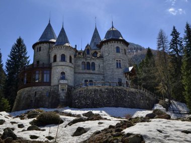 Gressoney-Saint-Jean, Valle d'Aosta bölgesi, İtalya. 25 Nisan 2018. Castel Savoia, 1800'lerin eklektik tarzı içinde bir villa inşa edilmiştir. Bir peri masalı içeriği, dış fotoğraflarını. Güneşli gün.