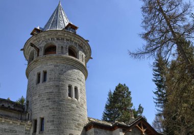 Gressoney-Saint-Jean, Valle d'Aosta bölgesi, İtalya. 25 Nisan 2018. Castel Savoia, 1800'lerin eklektik tarzı içinde bir villa inşa edilmiştir. Bir peri masalı içeriği, dış fotoğraflarını. Güneşli gün.