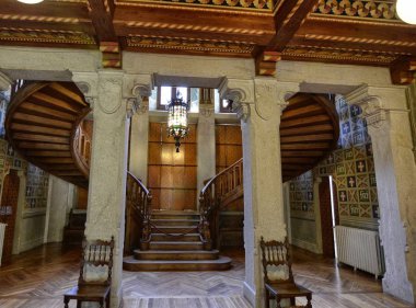 Gressoney-Saint-Jean, Valle d'Aosta bölgesi, İtalya. 25 Nisan 2018. Castel Savoia, 1800'lerin eklektik tarzı içinde bir villa inşa edilmiştir. Muhteşem ahşap merdiven içinde.