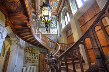 Gressoney-Saint-Jean, Valle d'Aosta bölgesi, İtalya. 25 Nisan 2018. Castel Savoia, 1800'lerin eklektik tarzı içinde bir villa inşa edilmiştir. Muhteşem ahşap merdiven içinde.