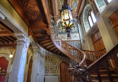 Gressoney-Saint-Jean, Valle d'Aosta bölgesi, İtalya. 25 Nisan 2018. Castel Savoia, 1800'lerin eklektik tarzı içinde bir villa inşa edilmiştir. Muhteşem ahşap merdiven içinde.