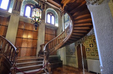 Gressoney-Saint-Jean, Valle d'Aosta bölgesi, İtalya. 25 Nisan 2018. Castel Savoia, 1800'lerin eklektik tarzı içinde bir villa inşa edilmiştir. Muhteşem ahşap merdiven içinde.