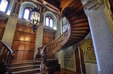 Gressoney-Saint-Jean, Valle d'Aosta bölgesi, İtalya. 25 Nisan 2018. Castel Savoia, 1800'lerin eklektik tarzı içinde bir villa inşa edilmiştir. Muhteşem ahşap merdiven içinde.