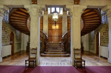 Gressoney-Saint-Jean, Valle d'Aosta bölgesi, İtalya. 25 Nisan 2018. Castel Savoia, 1800'lerin eklektik tarzı içinde bir villa inşa edilmiştir. Muhteşem ahşap merdiven içinde.