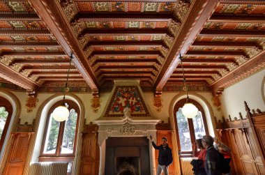 Gressoney-Saint-Jean, Valle d'Aosta bölgesi, İtalya. 25 Nisan 2018. Castel Savoia, 1800'lerin eklektik tarzı içinde bir villa inşa edilmiştir. Ahşap kesonlu tavan Savoyia crests ile dekore edilmiştir..