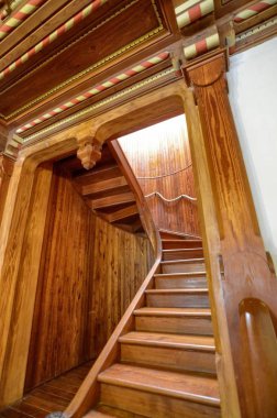 Gressoney-Saint-Jean, Valle d'Aosta bölgesi, İtalya. 25 Nisan 2018. Castel Savoia. Tüm odalarda doğal ışık vermek çok sayıda pencere eşiği, kalenin mevcut.