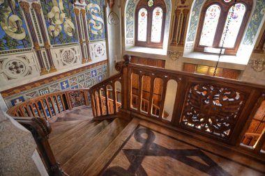 Gressoney-Saint-Jean, Valle d'Aosta bölgesi, İtalya. 25 Nisan 2018. Castel Savoia, 1800'lerin eklektik tarzı içinde bir villa inşa edilmiştir. Muhteşem ahşap merdiven içinde.