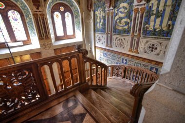 Gressoney-Saint-Jean, Valle d'Aosta bölgesi, İtalya. 25 Nisan 2018. Castel Savoia, 1800'lerin eklektik tarzı içinde bir villa inşa edilmiştir. Muhteşem ahşap merdiven içinde.