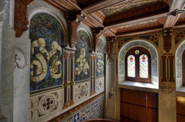 Gressoney-Saint-Jean, Valle d'Aosta bölgesi, İtalya. 25 Nisan 2018. Castel Savoia. Tüm odalarda doğal ışık vermek çok sayıda pencere eşiği, kalenin mevcut.