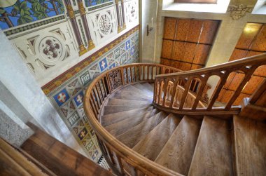 Gressoney-Saint-Jean, Valle d'Aosta bölgesi, İtalya. 25 Nisan 2018. Castel Savoia, 1800'lerin eklektik tarzı içinde bir villa inşa edilmiştir. Muhteşem ahşap merdiven içinde.