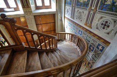 Gressoney-Saint-Jean, Valle d'Aosta bölgesi, İtalya. 25 Nisan 2018. Castel Savoia, 1800'lerin eklektik tarzı içinde bir villa inşa edilmiştir. Muhteşem ahşap merdiven içinde.