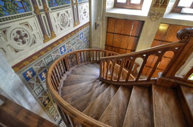 Gressoney-Saint-Jean, Valle d'Aosta bölgesi, İtalya. 25 Nisan 2018. Castel Savoia, 1800'lerin eklektik tarzı içinde bir villa inşa edilmiştir. Muhteşem ahşap merdiven içinde.