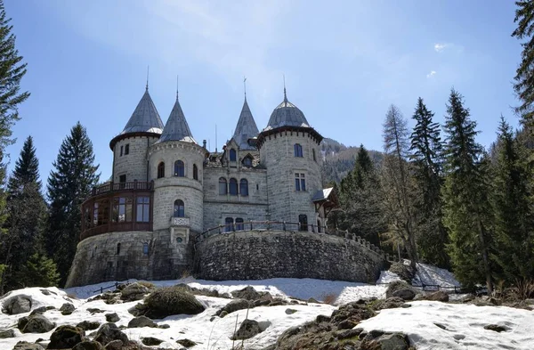 Gressoney-Saint-Jean, Valle d'Aosta bölgesi, İtalya. 25 Nisan 2018. Castel Savoia, 1800'lerin eklektik tarzı içinde bir villa inşa edilmiştir. Bir peri masalı içeriği, dış fotoğraflarını. Güneşli gün.