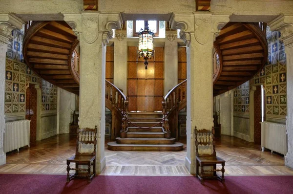 Gressoney-Saint-Jean, Valle d'Aosta bölgesi, İtalya. 25 Nisan 2018. Castel Savoia, 1800'lerin eklektik tarzı içinde bir villa inşa edilmiştir. Muhteşem ahşap merdiven içinde.