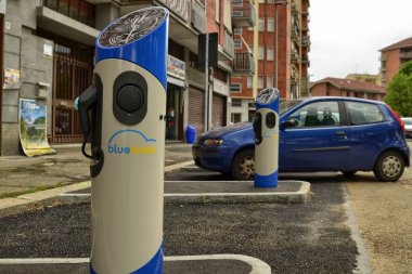 Turin, Piedmont bölgesi, İtalya. 29 Nisan 2018. Piazza Nazario Sauro. İnşaat alanında hızlı şarj sütunları Kiralık terminal aşamasındadır elektrikli arabalar için. Koruyucu film test edilecek sütunlar üzerinde mevcut.