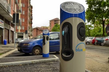 Turin, Piedmont bölgesi, İtalya. 29 Nisan 2018. Piazza Nazario Sauro. İnşaat alanında hızlı şarj sütunları Kiralık terminal aşamasındadır elektrikli arabalar için. Koruyucu film test edilecek sütunlar üzerinde mevcut.