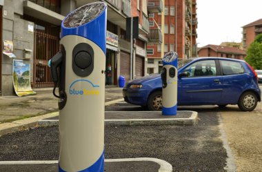 Turin, Piedmont bölgesi, İtalya. 29 Nisan 2018. Piazza Nazario Sauro. İnşaat alanında hızlı şarj sütunları Kiralık terminal aşamasındadır elektrikli arabalar için. Koruyucu film test edilecek sütunlar üzerinde mevcut.