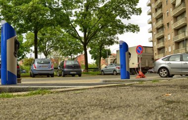 Turin, Piedmont bölgesi, İtalya. 29 Nisan 2018. Piazza Nazario Sauro. İnşaat alanında hızlı şarj sütunları Kiralık terminal aşamasındadır elektrikli arabalar için. Koruyucu film test edilecek sütunlar üzerinde mevcut.
