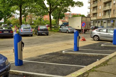 Turin, Piedmont bölgesi, İtalya. 29 Nisan 2018. Piazza Nazario Sauro. İnşaat alanında hızlı şarj sütunları Kiralık terminal aşamasındadır elektrikli arabalar için. Koruyucu film test edilecek sütunlar üzerinde mevcut.
