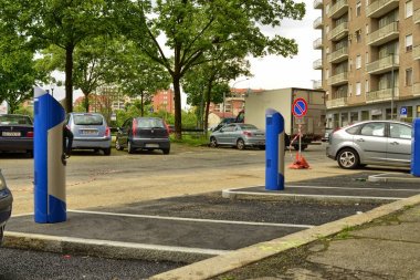 Turin, Piedmont bölgesi, İtalya. 29 Nisan 2018. Piazza Nazario Sauro. İnşaat alanında hızlı şarj sütunları Kiralık terminal aşamasındadır elektrikli arabalar için. Koruyucu film test edilecek sütunlar üzerinde mevcut.