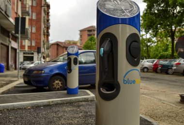 Turin, Piedmont bölgesi, İtalya. 29 Nisan 2018. Piazza Nazario Sauro. İnşaat alanında hızlı şarj sütunları Kiralık terminal aşamasındadır elektrikli arabalar için. Koruyucu film test edilecek sütunlar üzerinde mevcut.