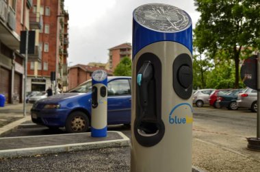 Turin, Piedmont bölgesi, İtalya. 29 Nisan 2018. Piazza Nazario Sauro. İnşaat alanında hızlı şarj sütunları Kiralık terminal aşamasındadır elektrikli arabalar için. Koruyucu film test edilecek sütunlar üzerinde mevcut.