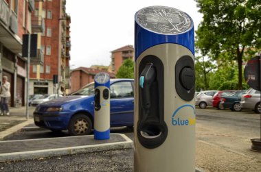 Turin, Piedmont bölgesi, İtalya. 29 Nisan 2018. Piazza Nazario Sauro. İnşaat alanında hızlı şarj sütunları Kiralık terminal aşamasındadır elektrikli arabalar için. Koruyucu film test edilecek sütunlar üzerinde mevcut.