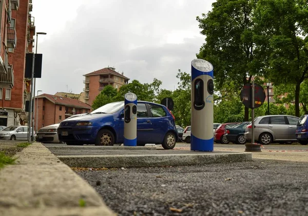 Turin, Piedmont bölgesi, İtalya. 29 Nisan 2018. Piazza Nazario Sauro. İnşaat alanında hızlı şarj sütunları Kiralık terminal aşamasındadır elektrikli arabalar için. Koruyucu film test edilecek sütunlar üzerinde mevcut.