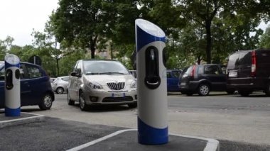 Urin, Piedmont bölgesi, İtalya. 29 Nisan 2018. Piazza Nazario Sauro. İnşaat alanında hızlı şarj sütunları Kiralık terminal aşamasındadır elektrikli arabalar için. Yatay hareketi ile HD video.