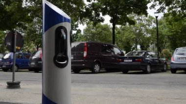 Urin, Piedmont bölgesi, İtalya. 29 Nisan 2018. Piazza Nazario Sauro. İnşaat alanında hızlı şarj sütunları Kiralık terminal aşamasındadır elektrikli arabalar için. Yatay hareketi ile HD video.