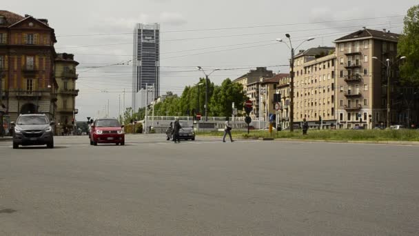 意大利 2018年5月 在后台的摩天大楼 圣保罗银行 实时视频从广场 Statuto 汽车驱车穿过广场和行人交叉 — 图库视频影像