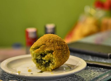 İtalya'da Sicilya bölgesinin bir uzmanlık: arancino. Sokak gıda pirinç üzerine dayalı terbiyeli birçok yolu, et sosu, mozzarella peyniri, ıspanak, bezelye, safran.