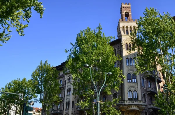 Zafer House, veya ejderha, Corso Francia evi. Torino tarihi bir binada, neo-Gotik tarzı bu şehirde en ilginç örneklerinden biridir.