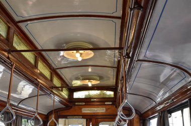 Turin, Piedmont, İtalya. 7 Mayıs 2017. Vintage tramvay No son yüzyılda hizmet veren 116. Arabayı tavan iç detay.