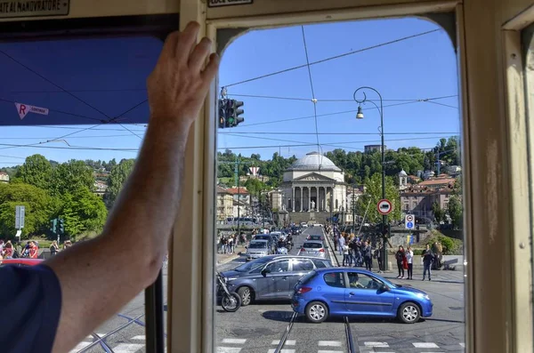 イタリア ピエモンテ州 トリノ 2017 ビンテージの路面電車第 116 の最後の世紀を提供します 教会は神の偉大な母の路面電車の中からの眺め ヴィットリオ広場観光客でいっぱい — ストック写真