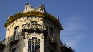 Turin, Piedmont bölgesi, İtalya. 11 Mayıs 2018. Casa Fenoglio Lafleur Turin, amblem kentin Art Nouveau tarzı tarihi bir binada olduğunu. Sağdan sola hareket video.